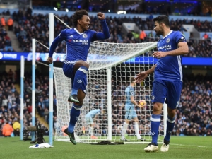 Šlágr podzimu pro Chelsea, Manchester City dohrával v devíti lidech. Alexis Sánchez nasázel hattrick West Hamu