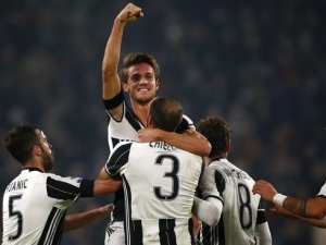 Římské derby pro AS, Juventus i bez přispění Higuaína vyhrál a Schick opět skóroval