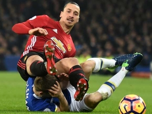 Ibrahimovič kopl Colemana do hlavy: Nebylo to schválně. Kdybych to chtěl, tak ho tím kopem uspím, říká Zlatan