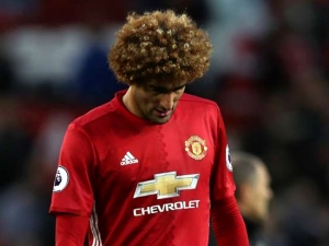 Kritika se valí: Gary Neville označil Fellainiho penaltový zákrok za „idiotský“. Přidal se i Osman