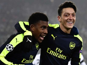 Iwobi hovořil o vtípcích na tréninku a prohlásil: Musím Özilovi říkat „šéfe“