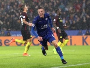 Jamie Vardy přispěl hattrickem k výhře 4:2 nad Citizens, Arsenal otočil zápas se Stoke City a jde do čela tabulky
