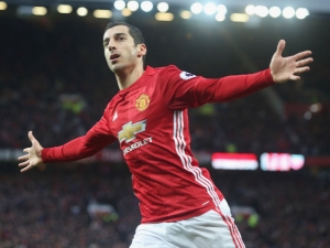 United jsou zpět: Henrich Mchitarjan rozhodl o výhře nad Spurs, Diego Costa vrátil Chelsea na vrchol tabulky