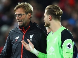 Jürgen Klopp se zastává kritizovaného Kariuse. Garyho Nevilla by nepouštěl do televize