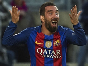 Arda Turan si mohl v Číně vydělat pomalu to samé, co Messi