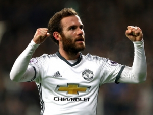Manchester United v kontroverzním utkání porazil Kladiváře, Liverpool ztratil body se Sunderlandem, Citizens zdolali Burnley