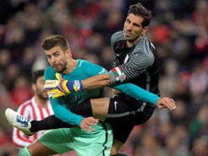 Piqué si stěžuje na sudí: Měli jsme kopat dvě penalty