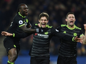 Chelsea bez Diega Costy zvítězila v Leicesteru, Harry Kane hattrickem poslal Tottenham na druhou příčku, Arsenal rozdrtil Swansea