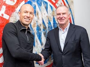 Robben prodloužil s Bayernem smlouvu do léta 2018