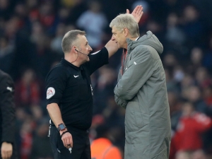 Arséne Wenger má velké problémy. FA ho obvinila za strčení do rozhodčího