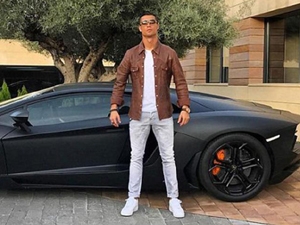 Cristiano Ronaldo musel nechat auto za miliony napospas na horách