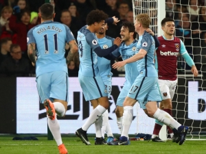 Manchester City rozstřílel West Ham 4:0, United pouze remizovali s Hullem