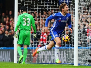 Eden Hazard zářil a Chelsea po výhře 3:1 nad Arsenalem vede tabulku o 12 bodů, Liverpool nestačil ani na Hull