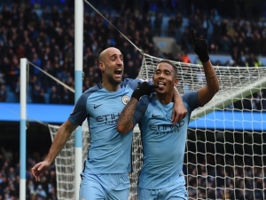 Mladíček Gabriel Jesus dvěma góly rozhodl o výhře Manchesteru City, Leicester podlehl United 0:3