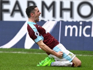 Chelsea ztratila body s Burnley, Robbie Brady se blýskl fantastickým gólem