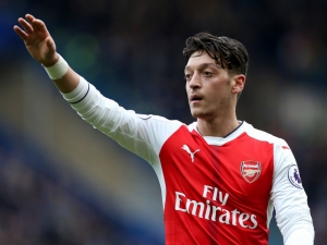 Důvod trápení Mesuta Özila? Postrádá sebevědomí, přiznal Arséne Wenger