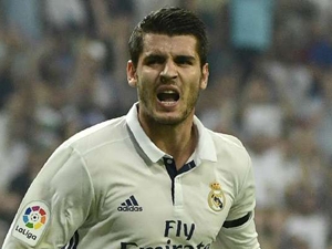 Přestupové spekulace: Morata už ví, kam přestoupí, o jednoho záložníka se přetahují Real s United, Götze znovu za Kloppem?