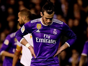 Zaváhání Realu ve Valencii: Rozčílený Zidane, černý den Varaneho, neodpískané penalty
