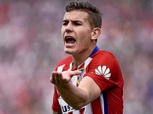 Obránce Atlética a jeho bývalá přítelkyně si rvačku odpracují