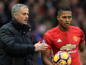 Antonio Valencia chce trofeje: Můžeme vyhrát treble. Atmosféra v klubu je stejná jako pod Fergusonem