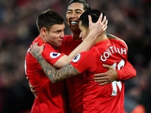 Trápení Arsenalu pokračuje prohrou na Anfield Road, Manchester United remizoval s Bournemouthem, Leicester znovu zvítězil