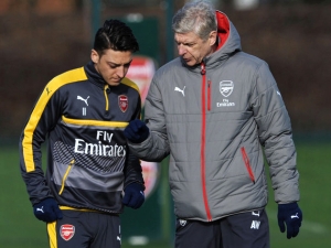 Otázka je znovu otevřena: Má budoucnost v Arsenalu nezávisí na Wengerovi, říká Özil