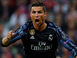 Ronaldo dvěma góly otočil výsledek proti Bayernu, těsné vítězství vybojovalo i Monako s Atléticem