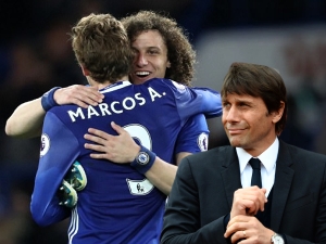 Conte chválí: Marcos Alonso si zaslouží hrát každý zápas. David Luiz je jedním z nejlepších obránců na světě