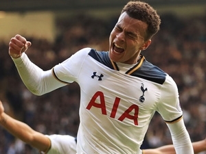 Tottenham ovládl derby proti Arsenalu, Chelsea je po výhře na hřišti Evertonu o krok blíže titulu, United a City ztratili