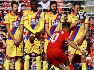 Liverpool doma popravil Christian Benteke, Crystal Palace zvítězil 2:1