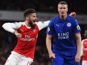Arsenal se štěstím porazil Leicester, nešťastníkem se stal Huth a komikem Sánchez. Tottenham zdolal Eagles a živí naději