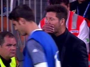 Simeone lanařil Moratu. V průběhu derby Realu s Atléticem 