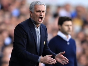 Před finále Evropské ligy už nechci hrát zápasy v Premier League, řekl Mourinho. Pak odešel z rozhovoru předčasně jako Wenger
