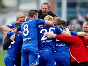 Slavia slavila virtuálně titul, Krmenčík ale v samém závěru vrátil do hry Plzeň