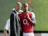 Wenger musí vyhrát Premier League, říká o dvouletém prodloužení manažerovy smlouvy Thierry Henry 