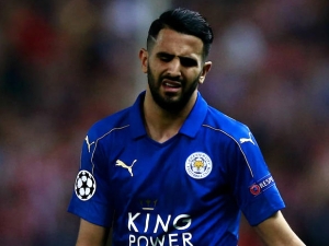 Riyad Mahrez, cíl Arsenalu, říká: Žádná nabídka na stole neleží. Wengerovým komplimentům navzdory
