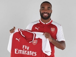 Přestupová bomba léta. Alexandre Lacazette je za 52 milionů liber hráčem Arsenalu