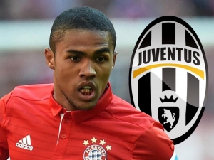Juventus vidí problém v záloze, do poloviny července mají dorazit Costa a Bernardeschi
