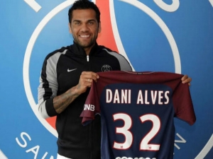 Alves nezamířil z Juventusu do Manchesteru, ale do Paříže