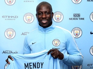 Manchester City utrácí dál a loví opět v Monaku:  Přivedl obránce Mendyho