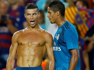 Real dobyl Camp Nou. Ronaldo dal gól, ale byl vyloučen, Barca skórovala jen z nafilmované penalty