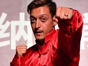 Mesut Özil vzkazuje legendám Arsenalu: Přestaňte kritizovat a začněte nás podporovat
