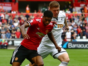 Manchester United může vyhrát titul naprosto pohodlně. Pokud si udrží formu, říká stoper Swansea
