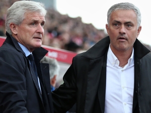 José Mourinho je dalším koučem, který nepodal ruku Marku Hughesovi. Všichni očekávají, že nás porazí, řekl k tomu lodivod Stoke