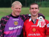 Peter Schmeichel a Eric Cantona - legendy Manchesteru United, které mohl Graeme Souness získat pro Liverpool