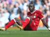 Sadio Mané se před derby s Manchesterem United zranil. Liverpoolu bude chybět měsíc a půl 