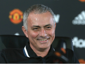 Mourinho pohárovým vítězstvím nad Swansea oslavil 400. zápas v Anglii. Jsem vyspělejší, než když jsem před třinácti lety přicházel do Chelsea, řekl