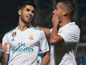Real má nakročeno k postupu, pomohly mu dvě penalty, debutant dopadl jako Woodgate