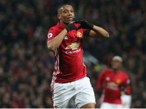 Střídající Martial rozhodl zápas United s Tottenhamem, Arsenal otočil zápas se Swansea, vyhrál Liverpool i Manchester City