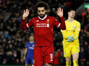 Manchester United porazil Brigton jen díky vlastnímu gólu soupeře. Chelsea si bod proti Liverpoolu zajistila pět minut před koncem